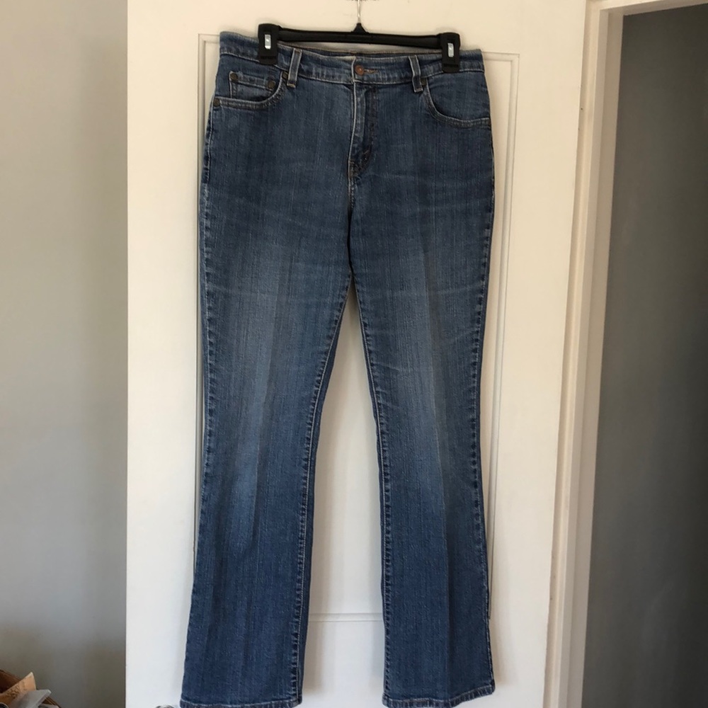 Vintage Levi 550 Women’s high rise distressed jeans. Size 10. 5 pocket. EUC.‎